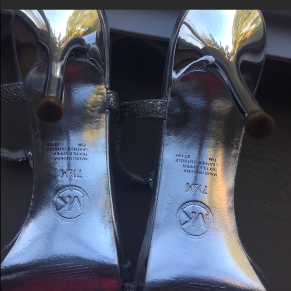 MICHAEL KORS silver heels with MK charm - Picture 3 of 3